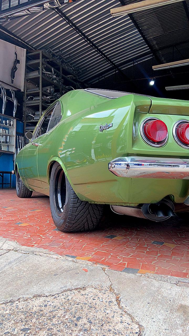 Chevrolet Opala verde restaurado na oficina